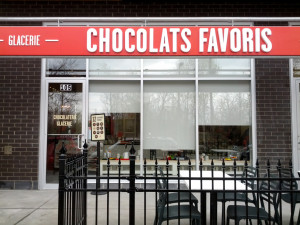 Stores Solaires.(Chocolaterie de Gino Chouinard).